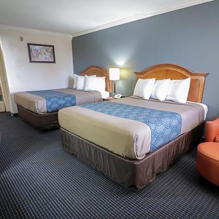 University Inn & Suites Сан-Антонио Экстерьер фото