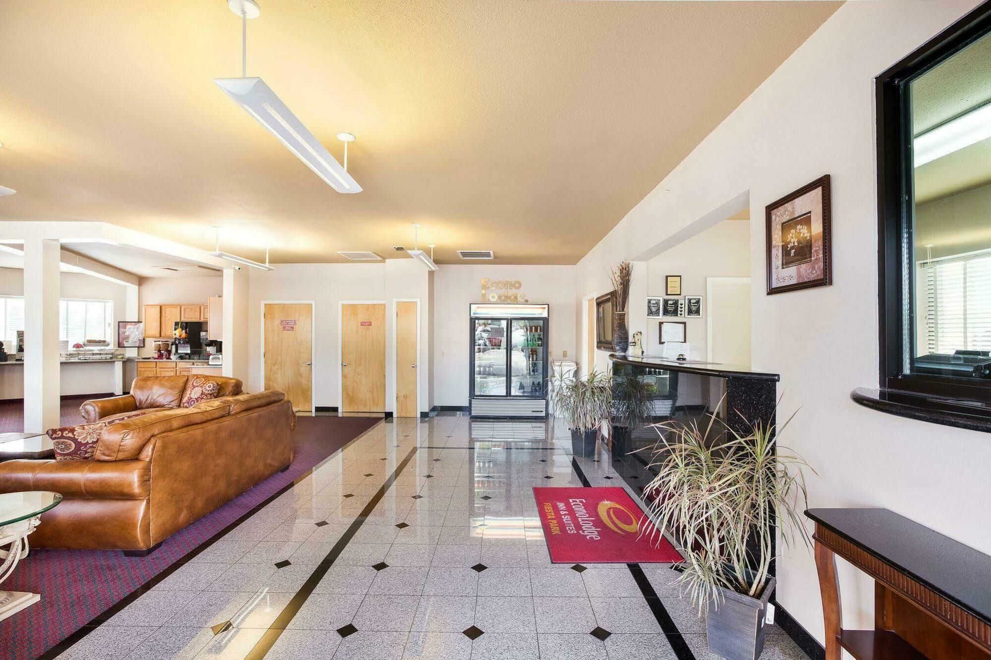 University Inn & Suites Сан-Антонио Экстерьер фото